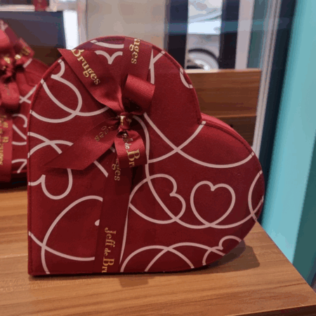 Cœur en velours "Love" avec 500g de chocolats - 20cm