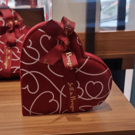 Cœur en velours "Love" avec 300g de chocolats - 12cm